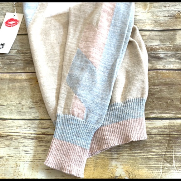 SOLD ❌ Women’s Wildfox Lair Geo Print Sweater New with tags - Picture 5 of 8